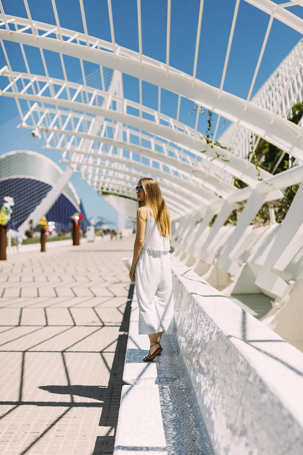 Chica paseando por la Ciudad de las artes y las Ciencias de Valencia